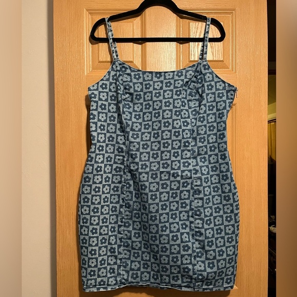 Divided Fitted Dress in Light Denim Blue/Floral - Picture 2 of 14